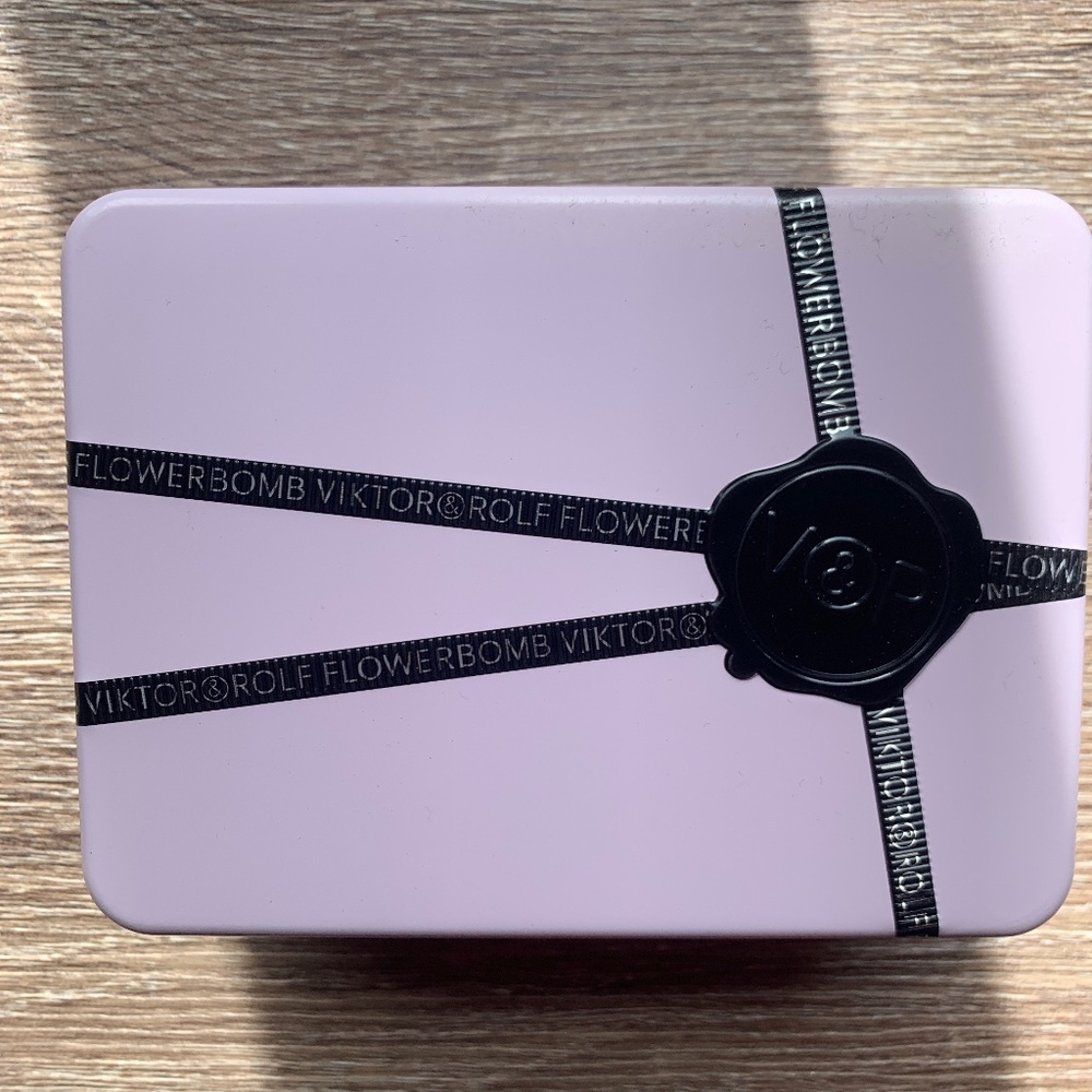 viktor and rolf empty box